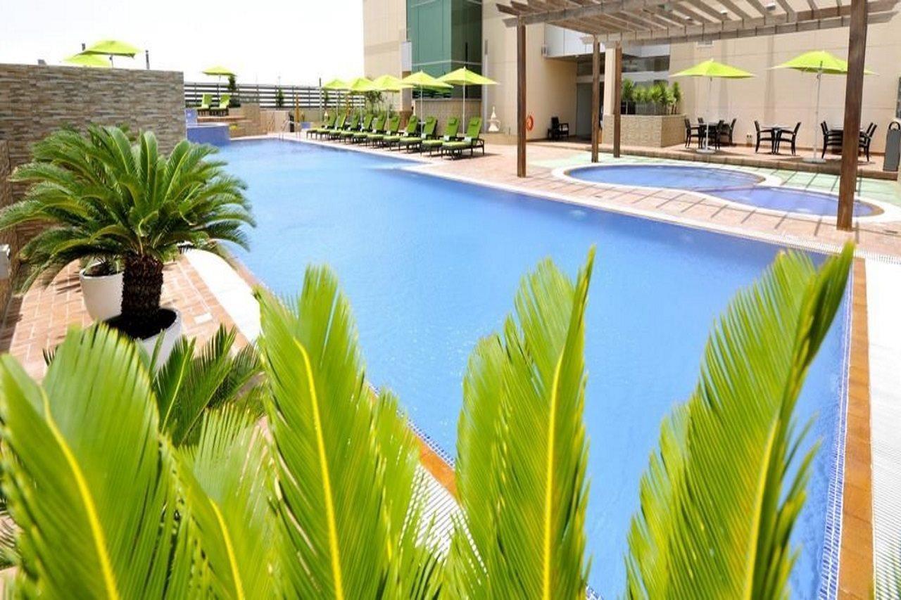 Fraser Suites Seef Bahrain Manama Einrichtungen foto The swimming pool at the hotel