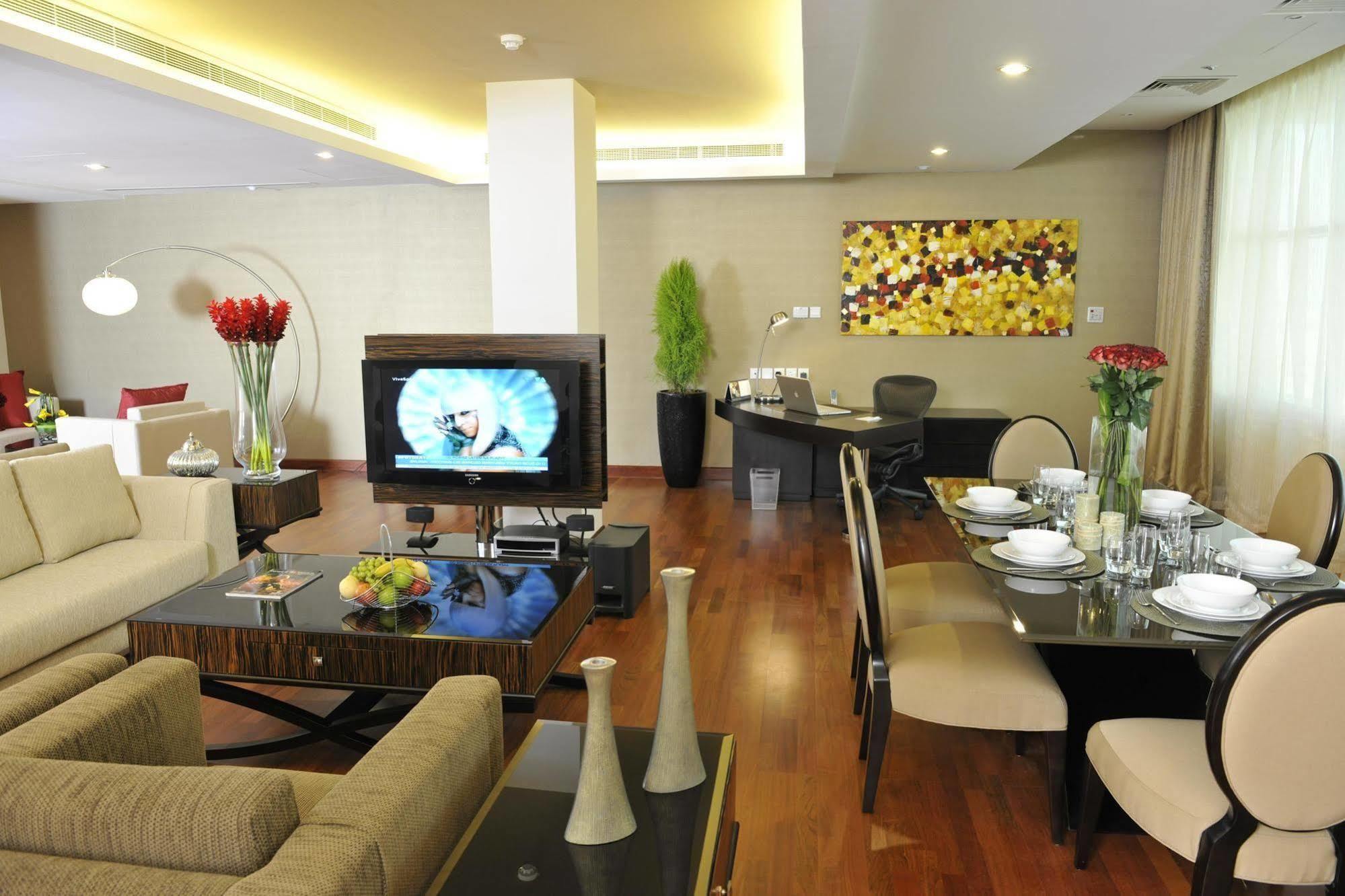 Fraser Suites Seef Bahrain Manama Restaurant foto A living room in a serviced apartment in Kuala Lumpur, Malaysia