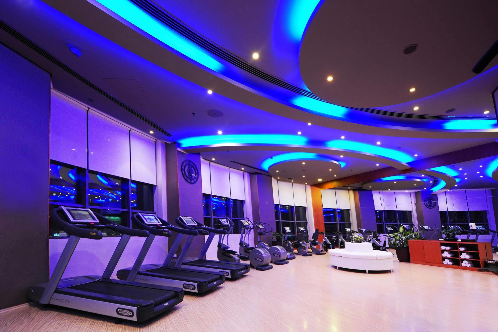Fraser Suites Seef Bahrain Manama Exterior foto The gym at the hotel