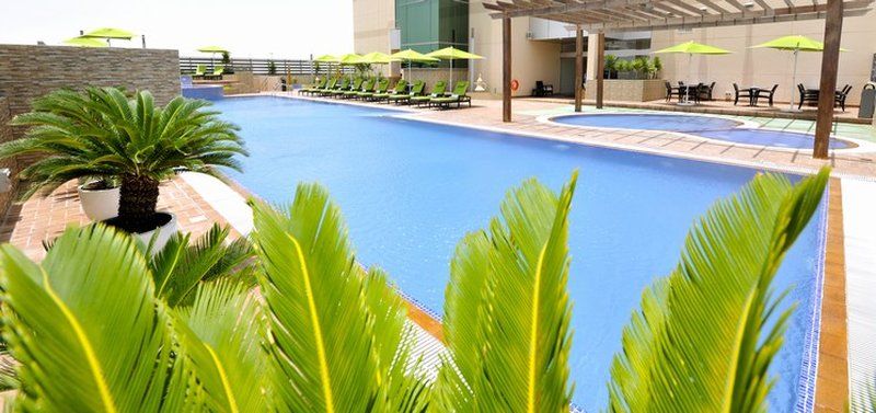 Fraser Suites Seef Bahrain Manama Exterior foto The swimming pool at the hotel